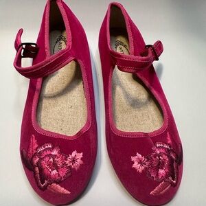 Pink flower embroidered suede shoes